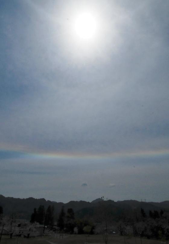 水平の虹と日暈の両者の位置関係の写真