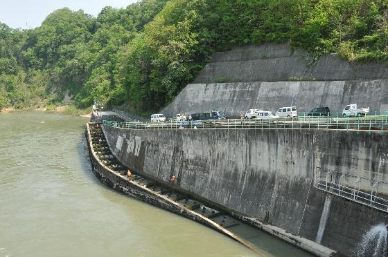 ダムの水門側から撮影した写真
