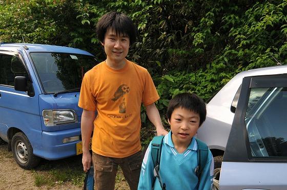 朝日山岳会の日笠紘さんとその甥である小学生の長岡凜くんの写真