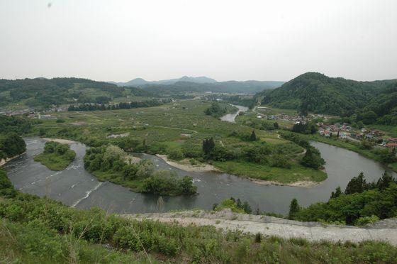 蛇行している川を写した五百川峡谷 （朝日町玉ノ井地内）の写真