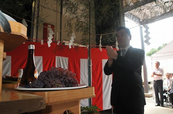 玉串とともに神棚にデラウエアを捧げている鈴木町長の写真