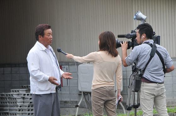 インタビューに答える堀久雄町ブドウ生産組合長の写真