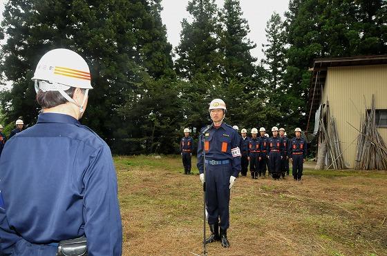 高橋久仁彦町消防団長が統括の鈴木町長に訓練の開始を宣言している様子の写真