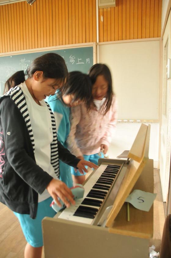 オルガンを弾く女の子たちの写真