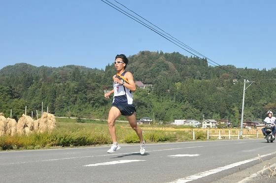快走する大谷風の桜井豊選手の写真