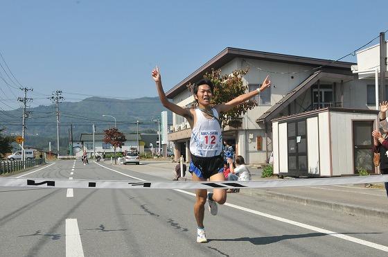 先頭でゴールテープを切る中沢・玉ノ井の志藤陽平選手の写真