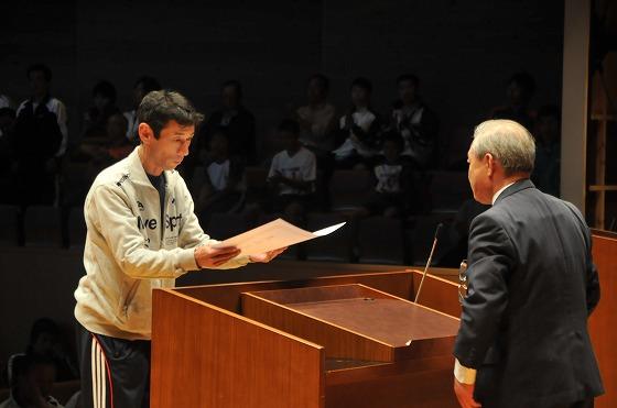 25回出場の村山茂雄さんに賞状が贈呈される様子の写真