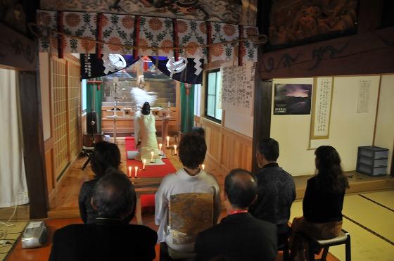 浮嶋稲荷神社内で行われた神事の様子の写真