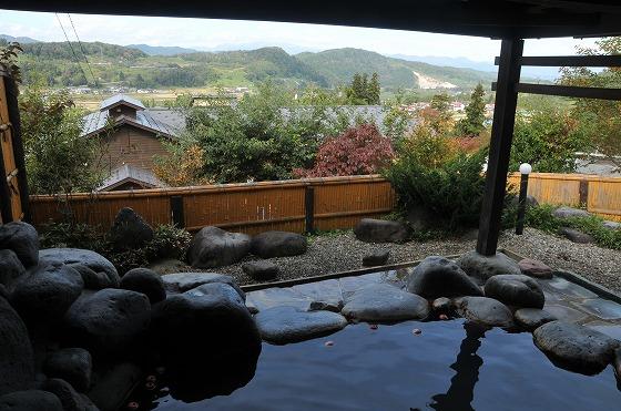 りんご温泉の露天風呂と、露天風呂から見える風景の写真