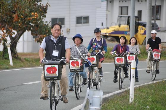 「電動機付き自転車でまわる朝日町」ツアーで自転車に乗っている6人の写真