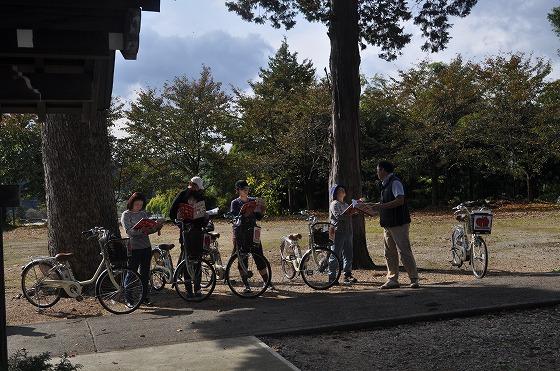 「電動機付き自転車でまわる朝日町」ツアーで、自転車から降りて散策している写真