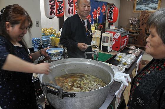平成23年10月23日に行われた、「いもがわ温泉紅葉まつり」で用意された芋煮の写真