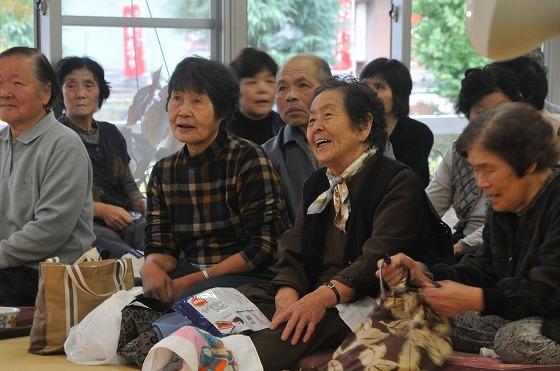 平成23年10月23日に行われた、「いもがわ温泉紅葉まつり」を楽しむ来訪者の方々を写した写真