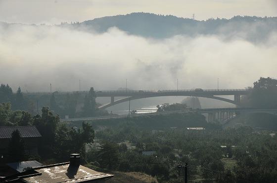 明鏡橋の奥に濃い霧が立ち込めている様子の写真