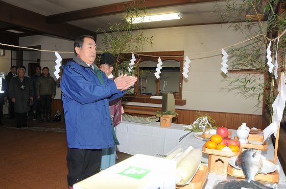 富樫清志副町長が玉串を捧げる写真