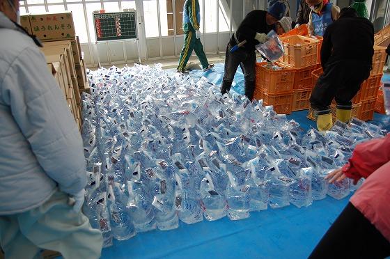 宮城県七ヶ浜町に救援物資を届ける様子の写真
