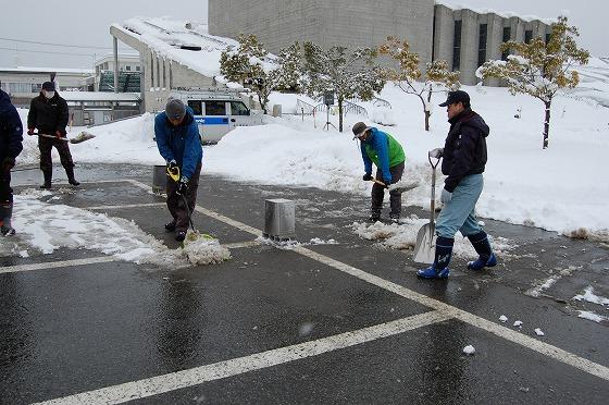 神風船まつりの準備で雪を取り除いている朝日町グラウンドワーク研究会の皆さんの写真