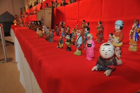 朝日町のひなかざり展にて展示される玩具人形の写真