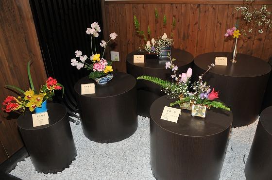 朝日町のひなかざり展にて展示される朝日池坊研究会の皆さんによる生花の写真2