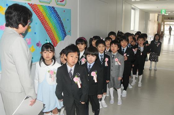 体育館への入場を待つ宮宿小学校の新入生たちの写真
