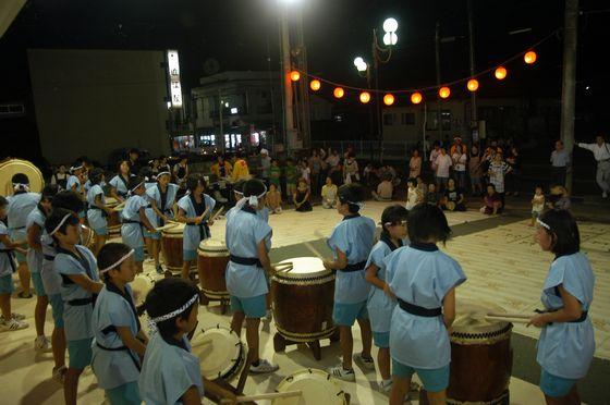 「宮宿の風まつり」にて豊年太鼓を披露する宮宿小学校の児童たちの写真