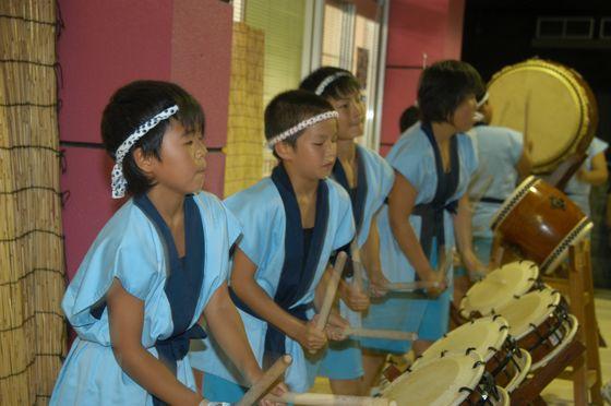 「宮宿の風まつり」の豊年太鼓で太鼓を力一杯叩く宮宿小学校の児童たちの写真