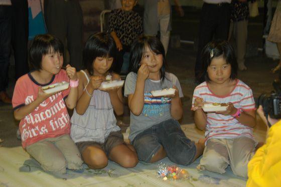 「宮宿の風まつり」で実施されたカレーライスのレシピコンテストの最優秀賞に選ばれた夏野菜をたっぷり使ったカレーを食べる4人の女児児童の写真