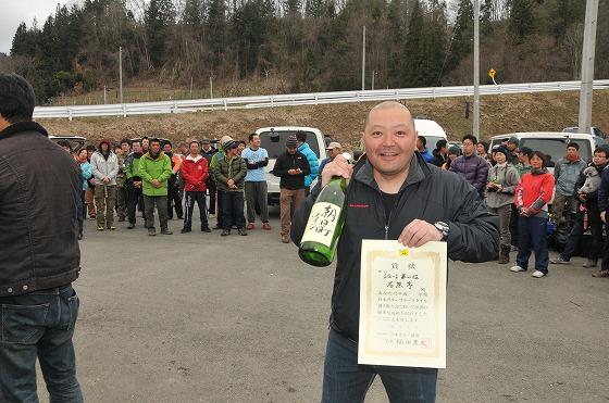 町長賞のワインと賞状を手に持つ選手の写真