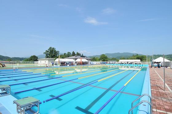 7月10日に町小学生水泳競技記録会が行われた舞台の晴天の町民プールの写真