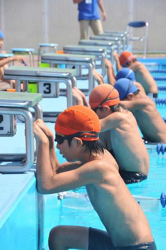 開会式が終わった後に競技が開始された様子の写真