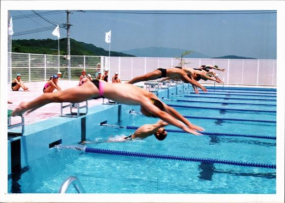 オープン当時の町民プールで中学生が美しい飛び込みでプールに入っている様子の写真