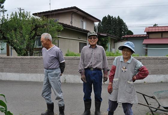 五十嵐安男さんと、川村定四郎さん（左）と、五十嵐さんの奥さん（右）の3人を写した写真