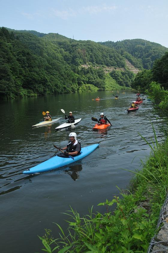 五百川峡谷の景観美を楽しみながらカヌーを楽しむ参加者の写真