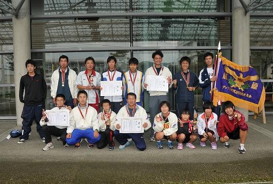 外で中沢・玉ノ井チームの選手、監督、コーチの皆さんが集合している写真