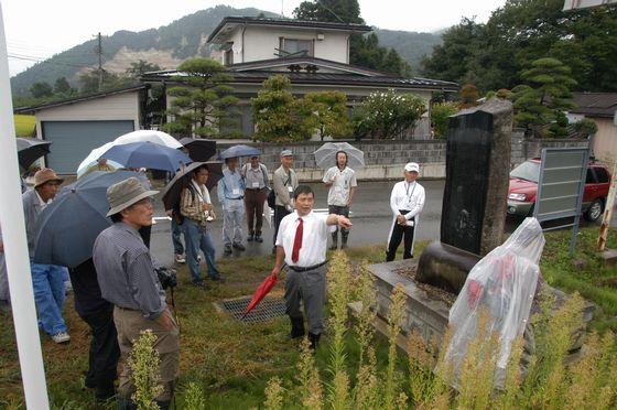 地元の歴史研究家・五十嵐義一さんが「上川原・山の神遺跡」を解説してくれている様子の写真