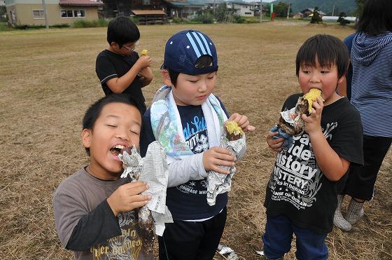 子どもたちがサツマイモを食べている写真