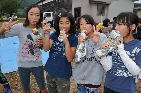 子どもたちがサツマイモを食べている写真2