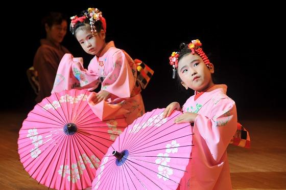 創遊館ホールの日本舞踊「柳香会」の様子の写真