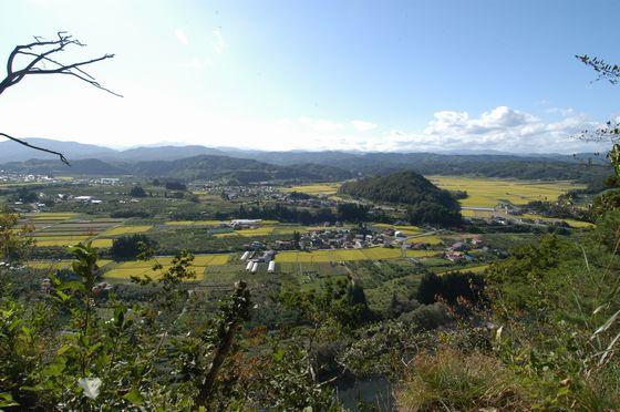 晴れた日に頂上から見た秋葉山と玉ノ井地区の写真