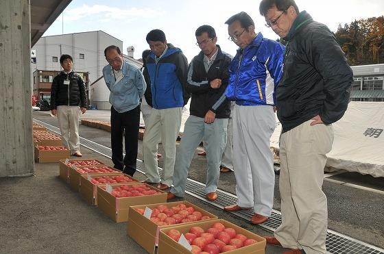 県村山総合支庁の農業技術普及課専門員ら5人が選考にあたる様子の写真