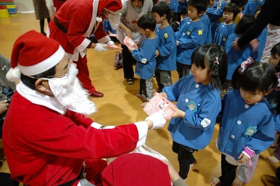 人権サンタクロースが園児達にプレゼントを渡す写真