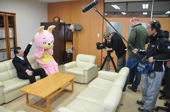 11月29日にドイツのテレビ局の取材を受けるウサヒと中の人の写真