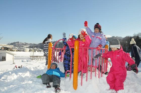 あさひ保育園の雪遊びの様子の写真1