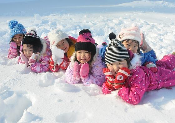あさひ保育園の雪遊びの様子の写真6