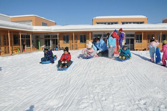 あさひ保育園の雪遊びの様子の写真7
