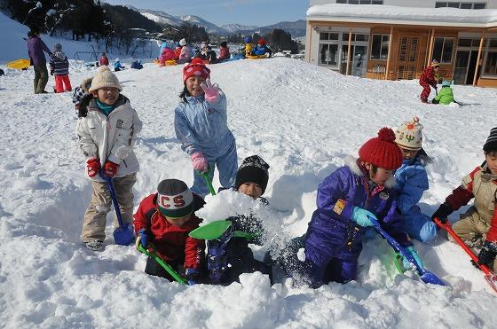 あさひ保育園の雪遊びの様子の写真11