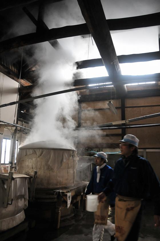 酒米の蒸し釜から上がる蒸気の写真