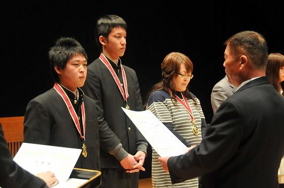 選手たちに花山忠夫町体育協会長から表彰状とメダルが贈呈されている写真