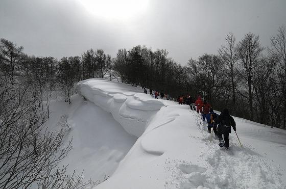 大雪渓を進む参加者一同の写真