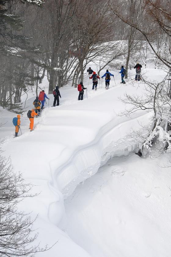 雪渓を進む参加者の写真